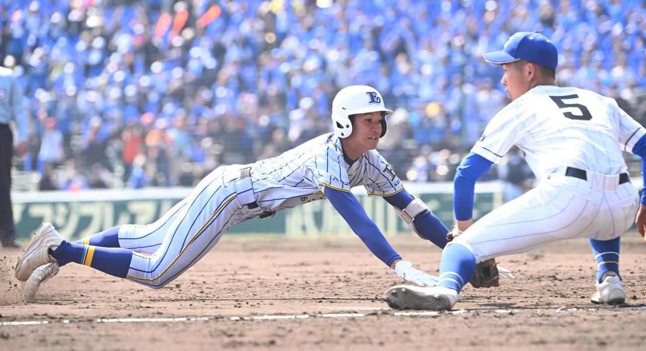 至学館対エナジックスポーツ　7回裏エナジックスポーツ1死二、三塁、左越えに適時三塁打を放ち滑り込む砂川（撮影・和賀正仁）