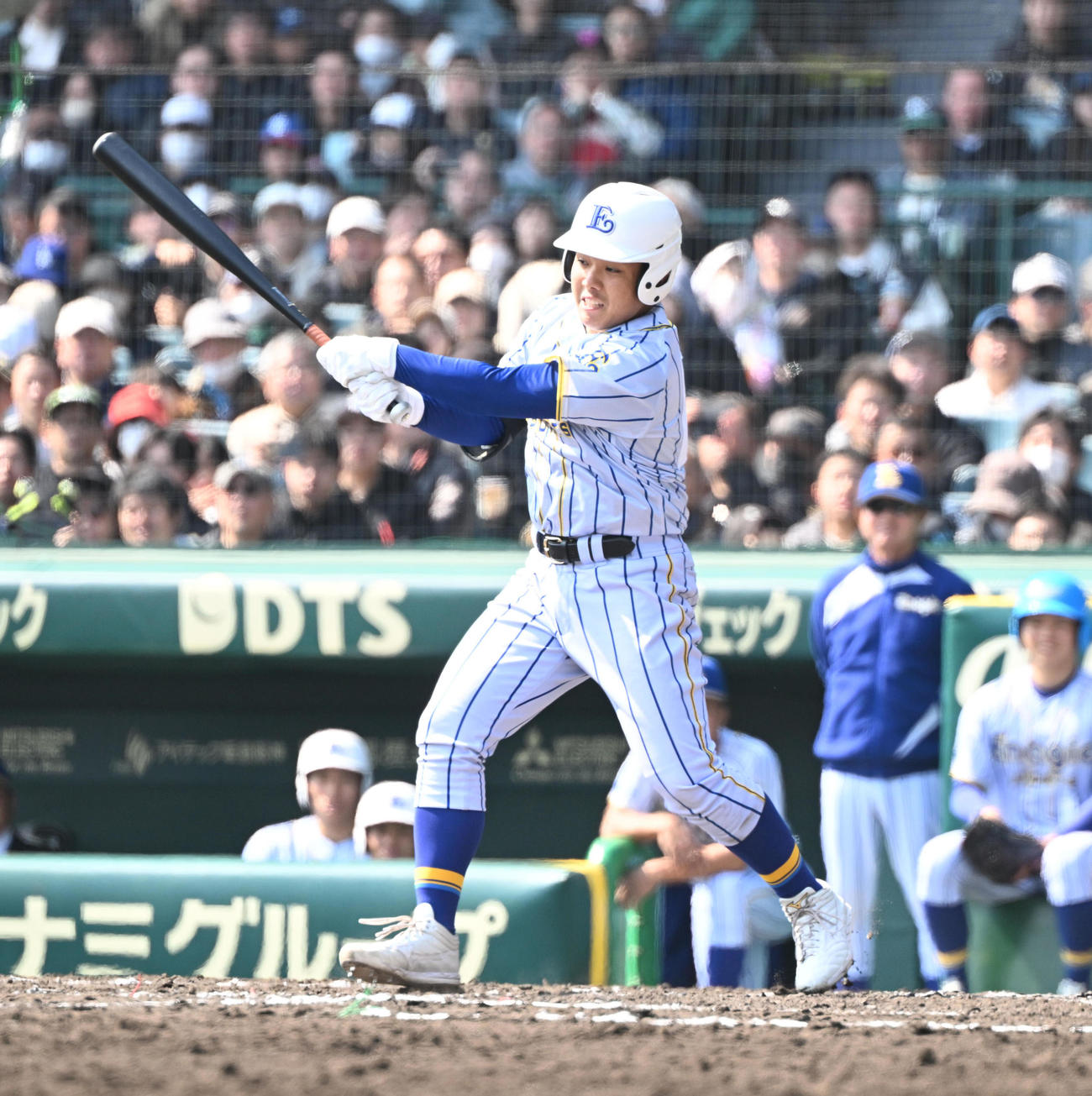 至学館対エナジックスポーツ　7回裏エナジックスポーツ1死満塁、中前に適時打を放つ伊佐（撮影・和賀正仁）