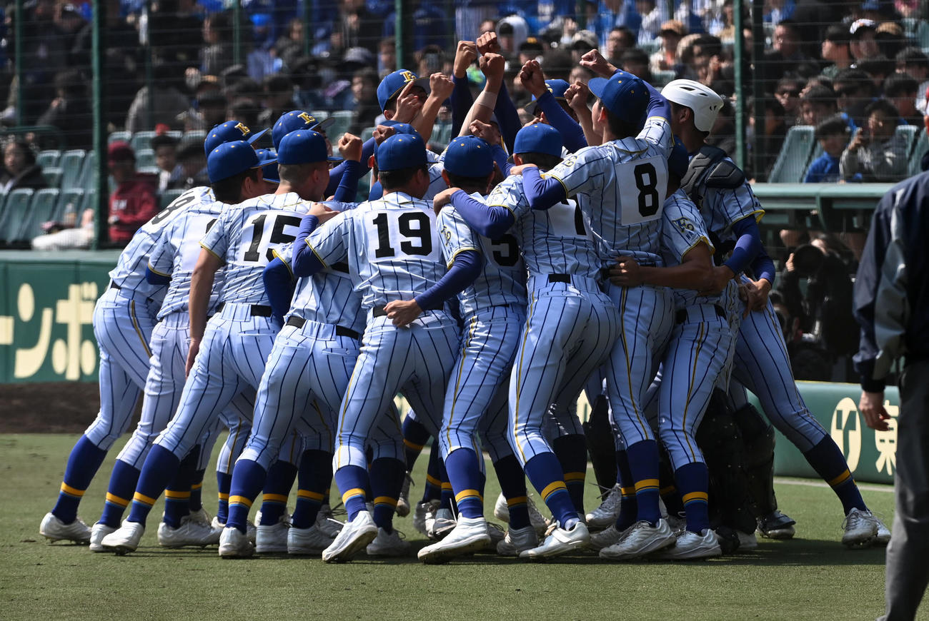 エナジックスポーツ対至学館　試合前、円陣で気合いを入れるエナジックスポーツナイン（撮影・前岡正明）