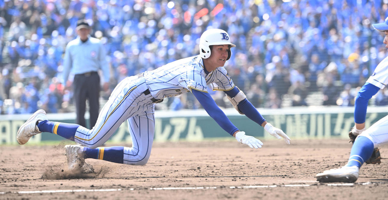 至学館対エナジックスポーツ　7回裏エナジックスポーツ1死二、三塁、左越えに適時三塁打を放ち滑り込む砂川（撮影・和賀正仁）