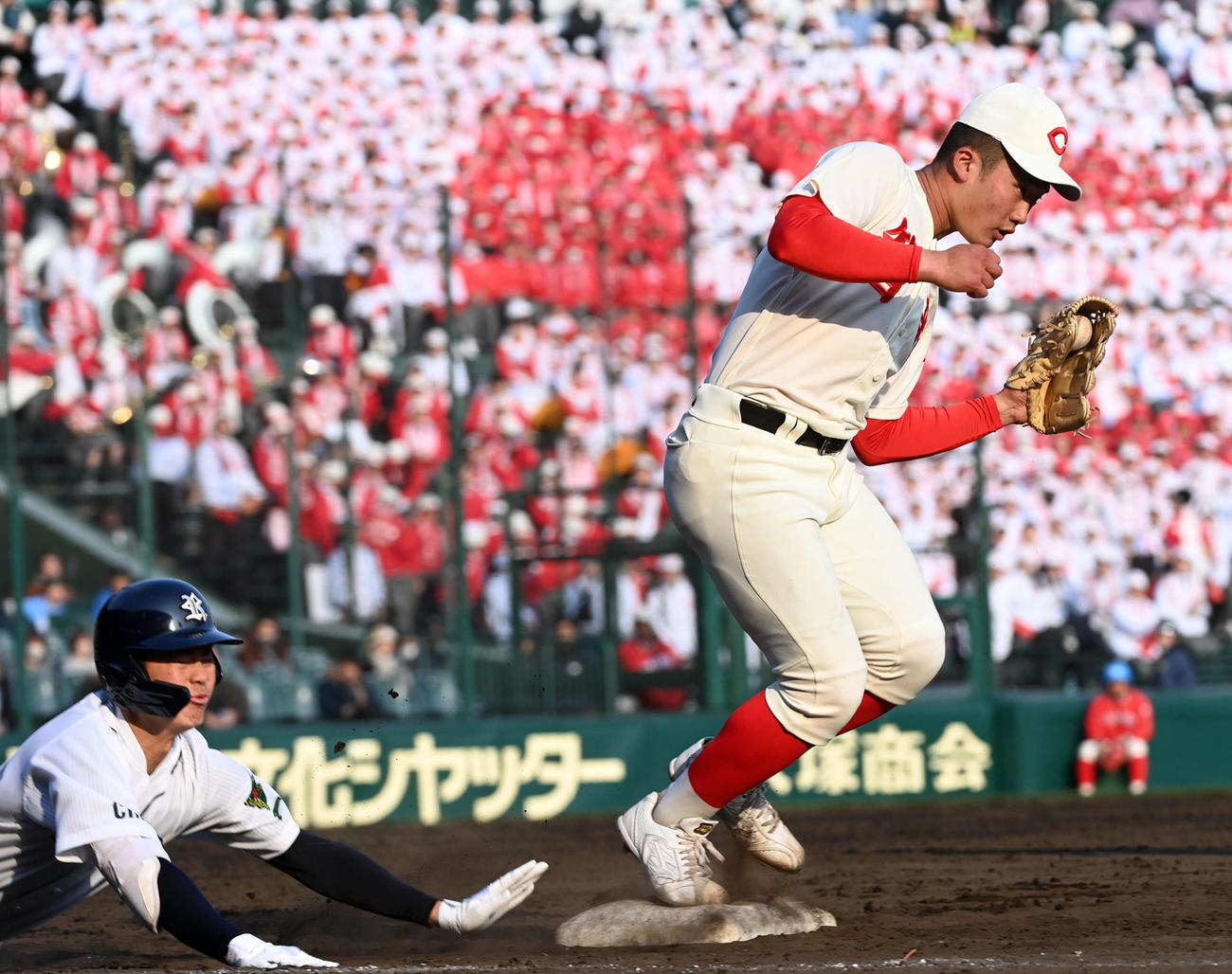 千葉黎明対智弁和歌山　9回裏千葉黎明2死一塁、大橋の二ゴロでベースカバーに入る智弁和歌山先発の渡辺（撮影・前岡正明）