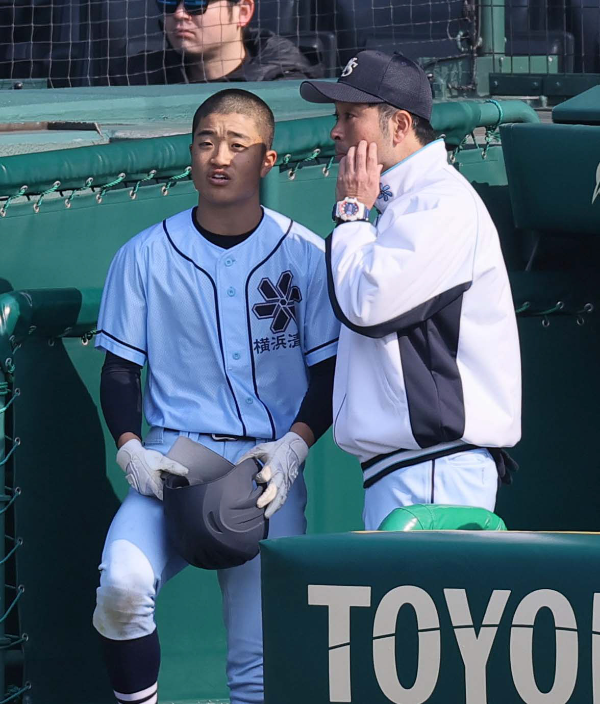 横浜清陵対広島商　横浜清陵・野原監督（右）と話す山本主将（撮影・上田博志）