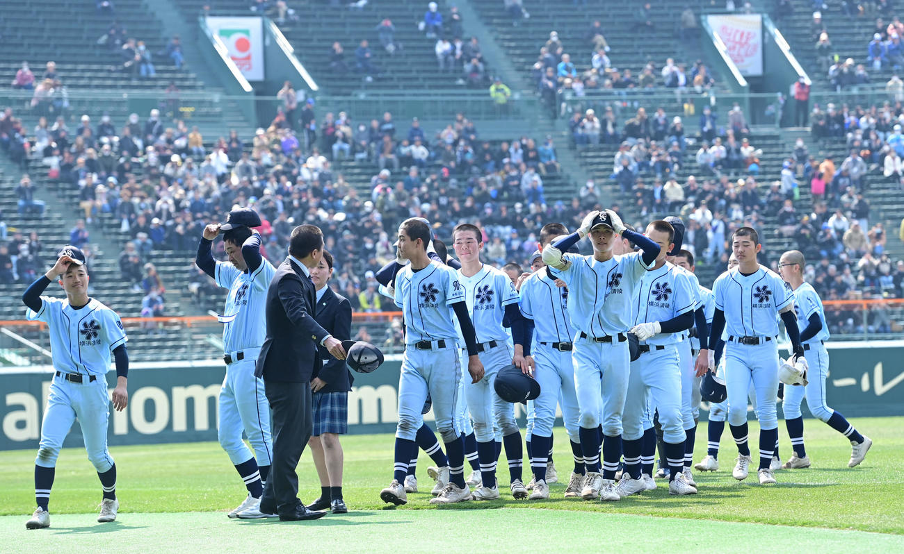 横浜清陵対広島商　初戦で敗れ応援団にあいさつ後、引き揚げる横浜清陵の選手ら（撮影・和賀正仁）