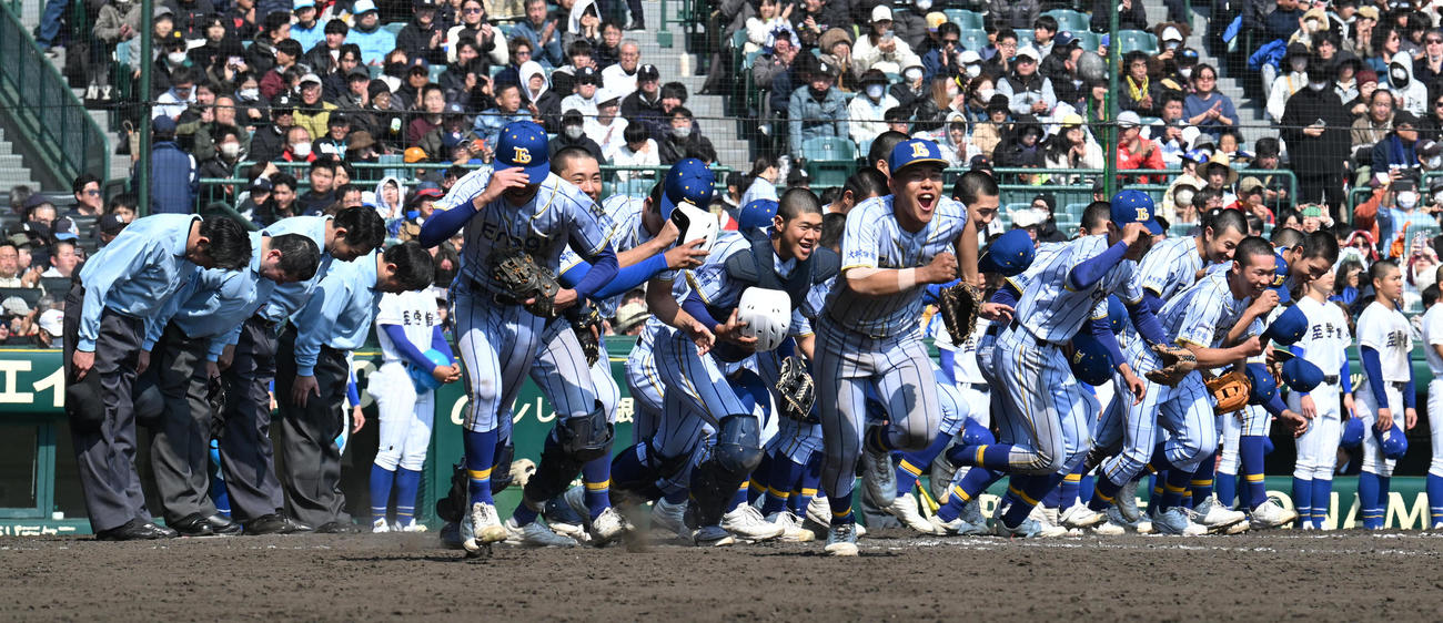 至学館に勝利し、笑顔で応援団にあいさつに向かうエナジックスポーツナイン（撮影・前岡正明）