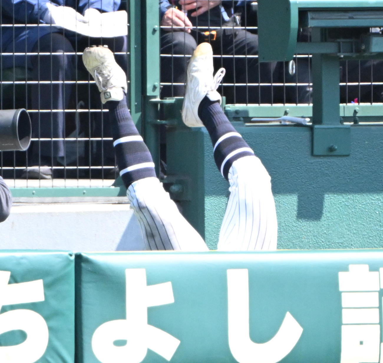 常葉大菊川対聖光学院　1回裏聖光学院無死、聖光学院坂元壱の三邪飛を好捕する常葉大菊川の今泉琥右蔵（撮影・石井愛子）