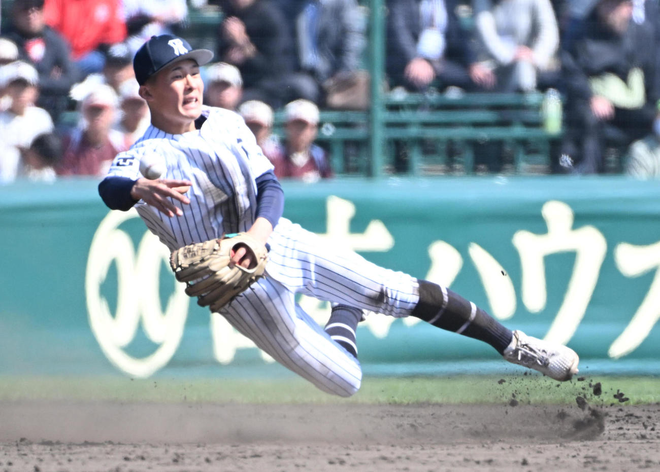 常葉大菊川対聖光学院　8回裏聖子学院2死一塁、菊地政善の遊ゴロを好捕し二塁に送球する常葉大菊川の鈴木瑠惟（撮影・石井愛子）