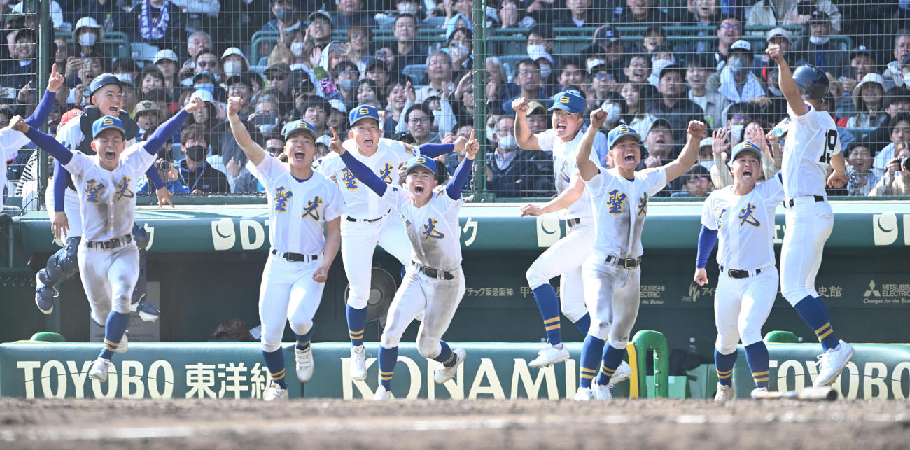 常葉大菊川対聖光学院　12回裏聖光学院1死一、三塁、鈴木の犠飛でサヨナラ勝ちし喜ぶ聖光学院ナイン（撮影・和賀正仁）