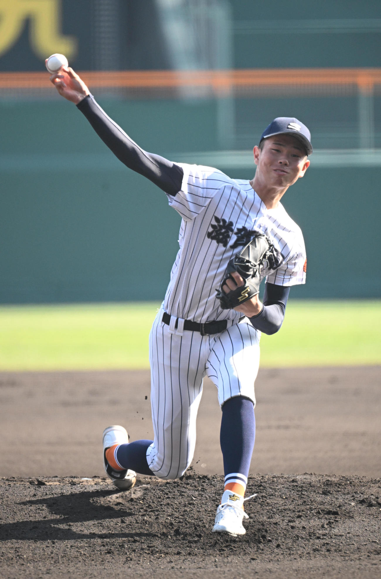 浦和実対滋賀学園　先発する滋賀学園・長崎（撮影・和賀正仁）
