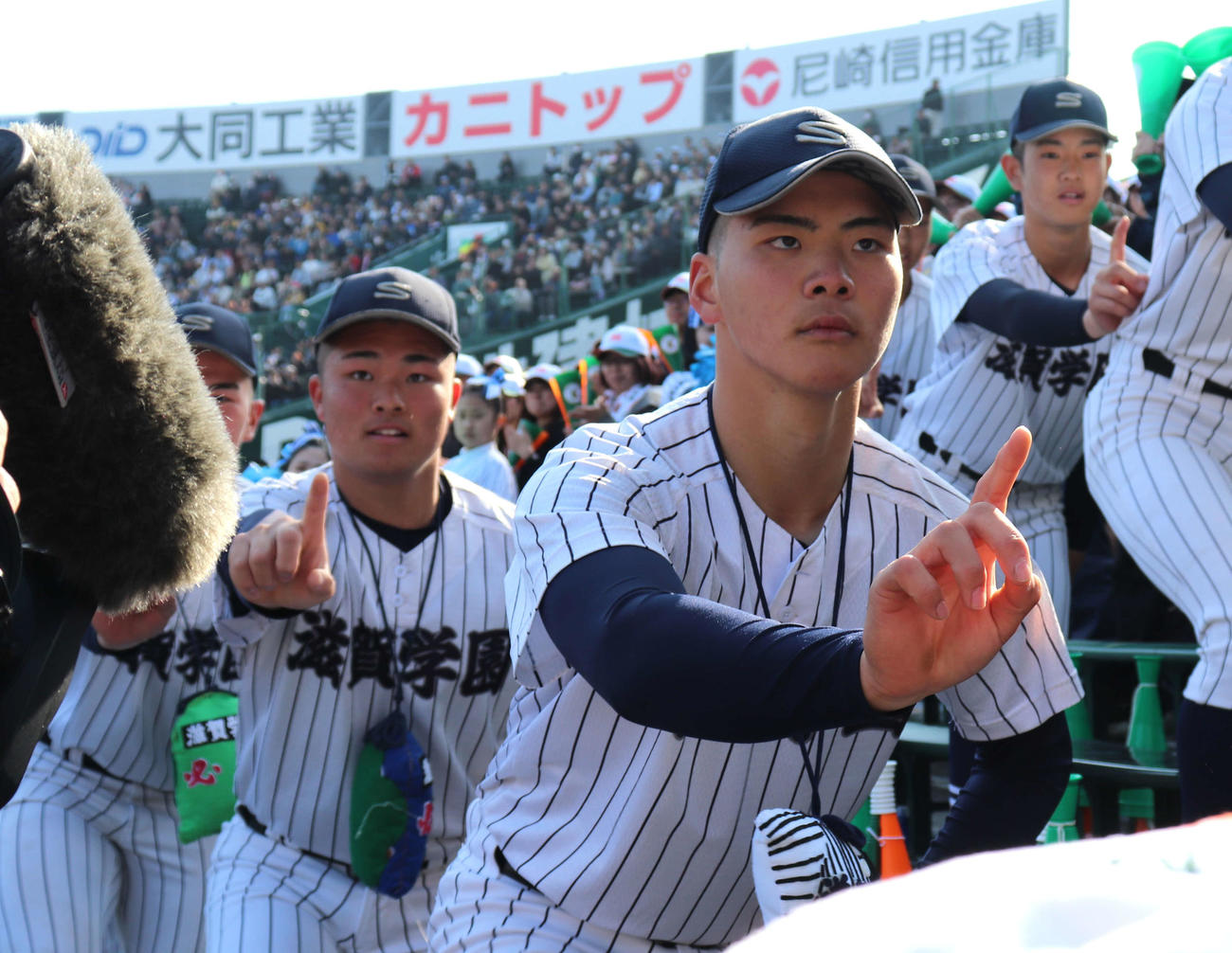 滋賀学園・応援団長の松田虎太朗内野手（写真手前）（撮影・中島麗）