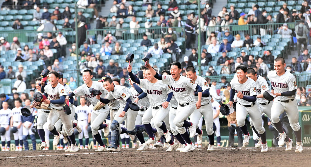 浦和実対滋賀学園　甲子園初出場初勝利を飾りアルプス応援団に駆け出す浦和実の選手ら（撮影・和賀正仁）