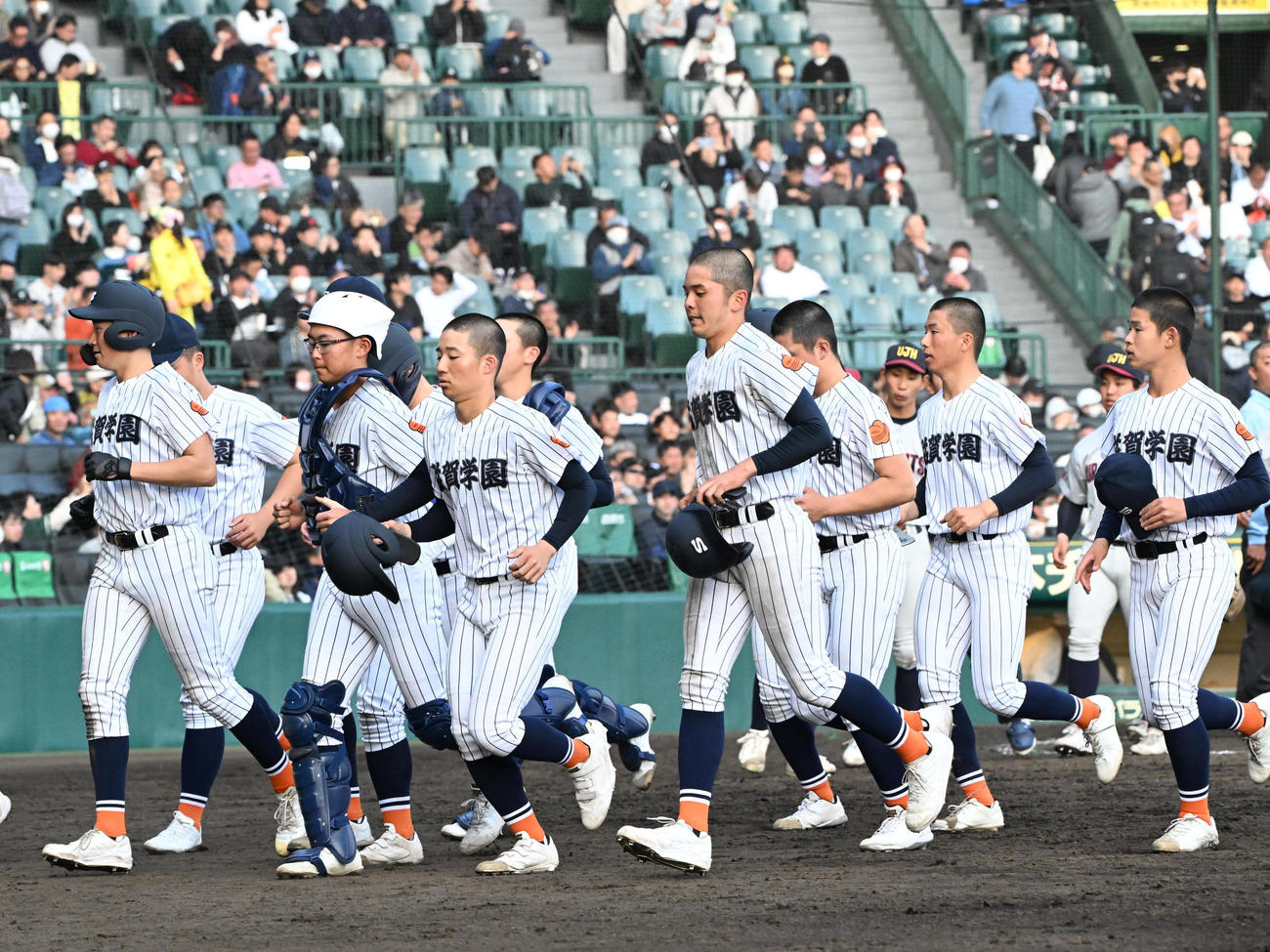 浦和実対滋賀学園　浦和実に負け肩を落とす滋賀学園ナイン（撮影・石井愛子）