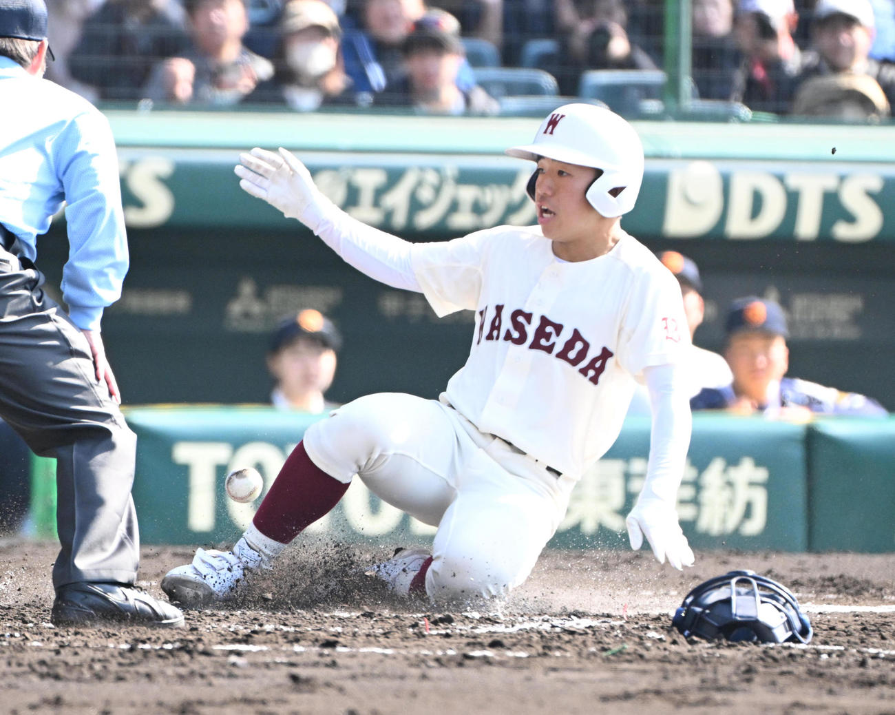 早稲田実対高松商　2回表早稻田実1死一塁、早稻田実中村心大の適時打で生還する喜沢駿太（撮影・石井愛子）