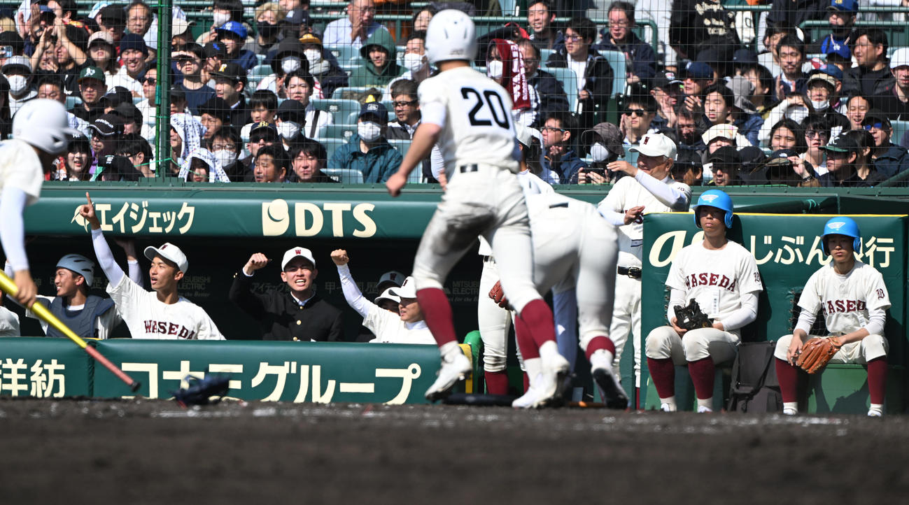 早実対高松商　5回表早実2死二塁、中村の適時打に喜ぶ早実ナイン（撮影・和賀正仁）