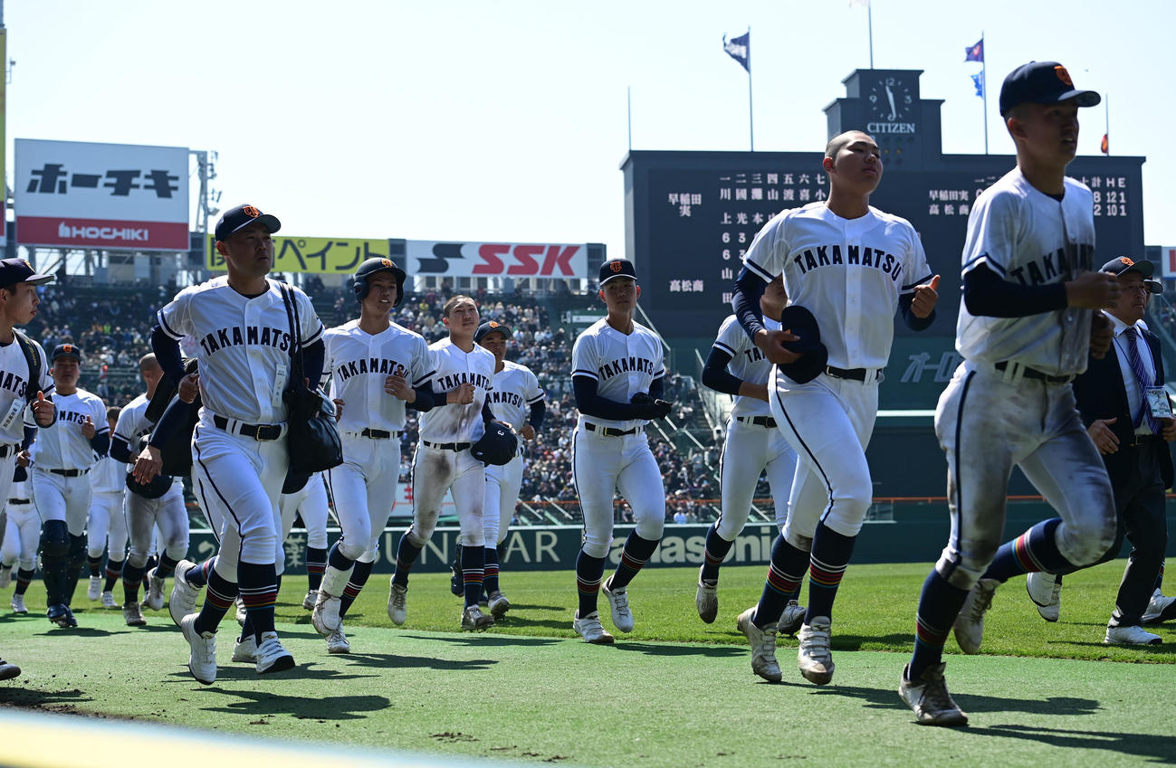 早実対高松商　早実に敗れ応援団にあいさつする高松商ナイン（撮影・和賀正仁）
