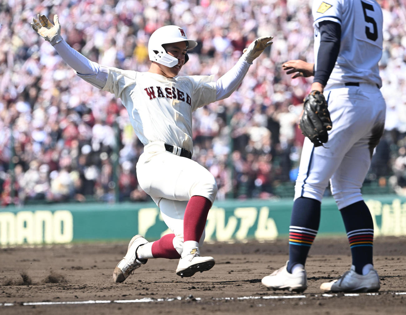 早実対高松商　7回表早実2死、中越え三塁打を放ち滑り込む中村（撮影・和賀正仁）