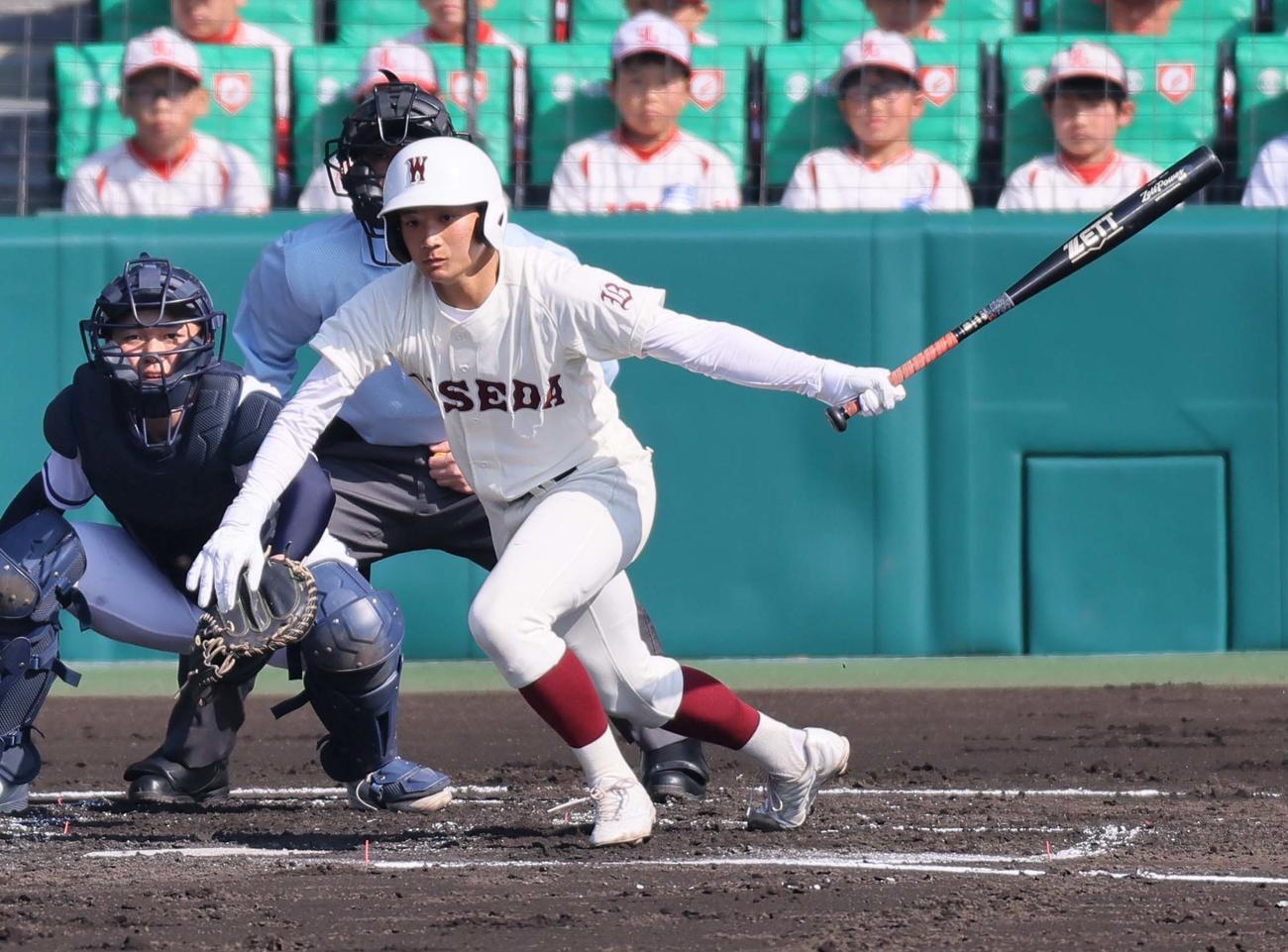 早実対高松商　2回表早実1死一塁、五木は中前に適時打を放つ（撮影・上田博志）