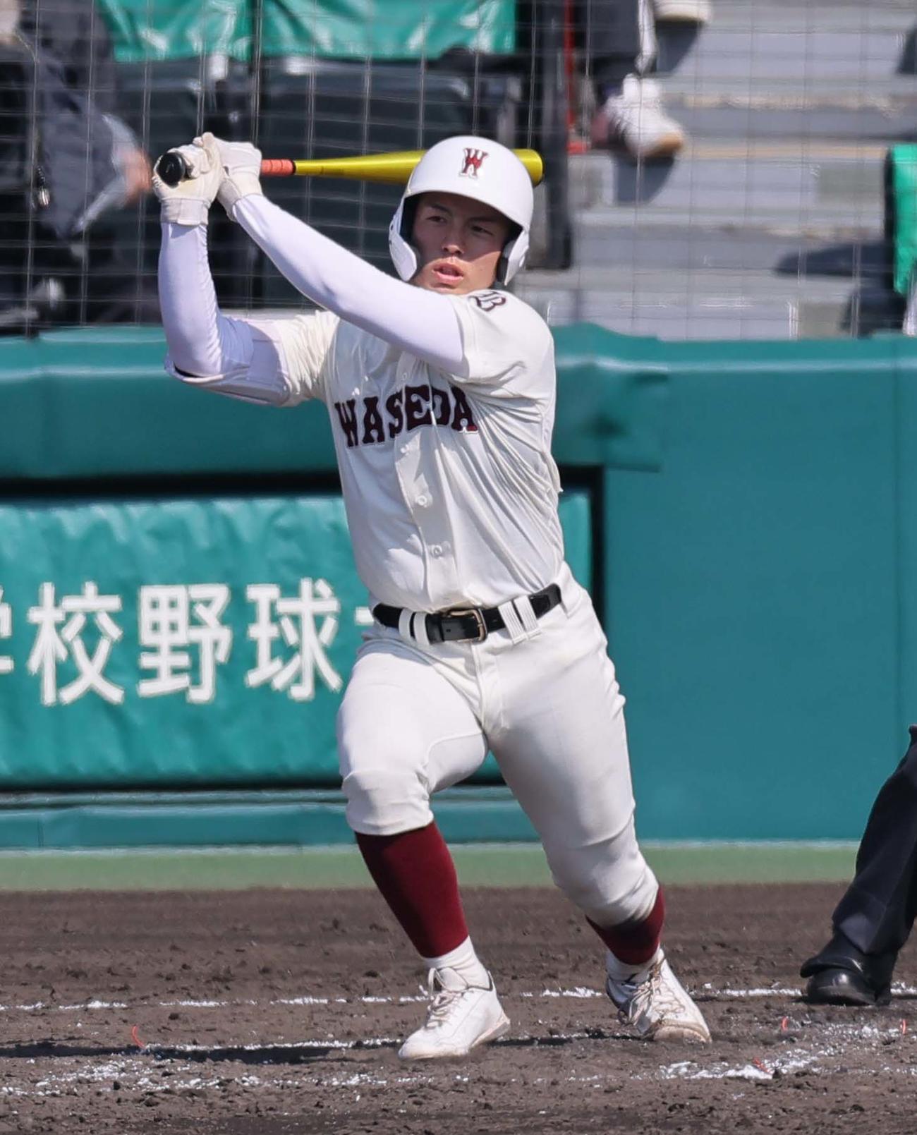早実対高松商　5回表早大2死二塁、中村は右前に適時打を放つ（撮影・上田博志）