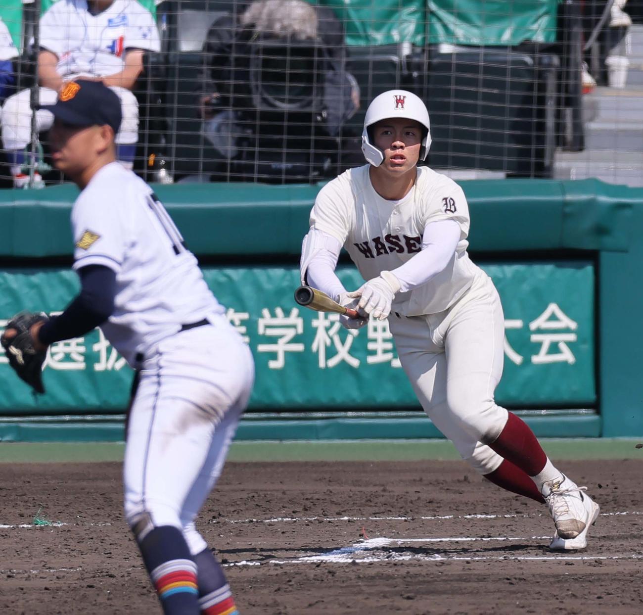早実対高松商　7回表早大2死、中村は三塁打を放つ（撮影・上田博志）