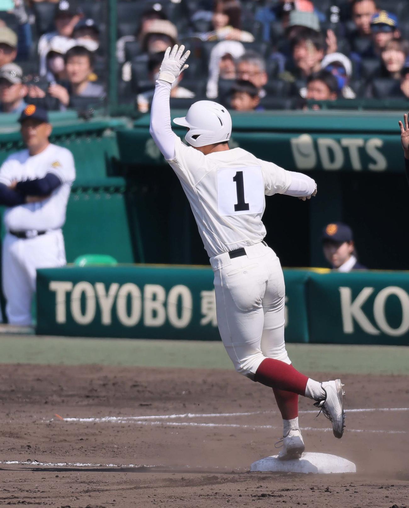早実対高松商　7回表早大2死、中村は三塁打を放つ（撮影・上田博志）