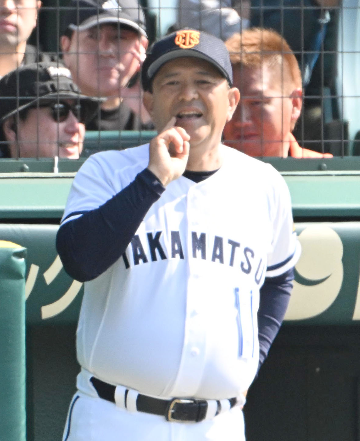 早実対高松商　選手に声をかける高松商・長尾健司監督（撮影・石井愛子）