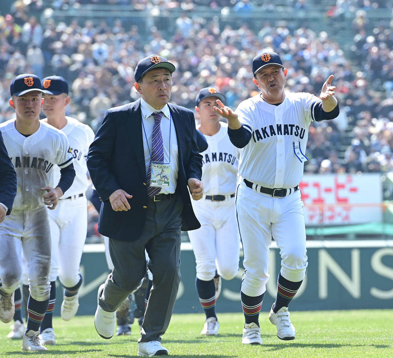早実対高松商　応援団にあいさつを済ませた高松商・長尾監督（右）（撮影・和賀正仁）