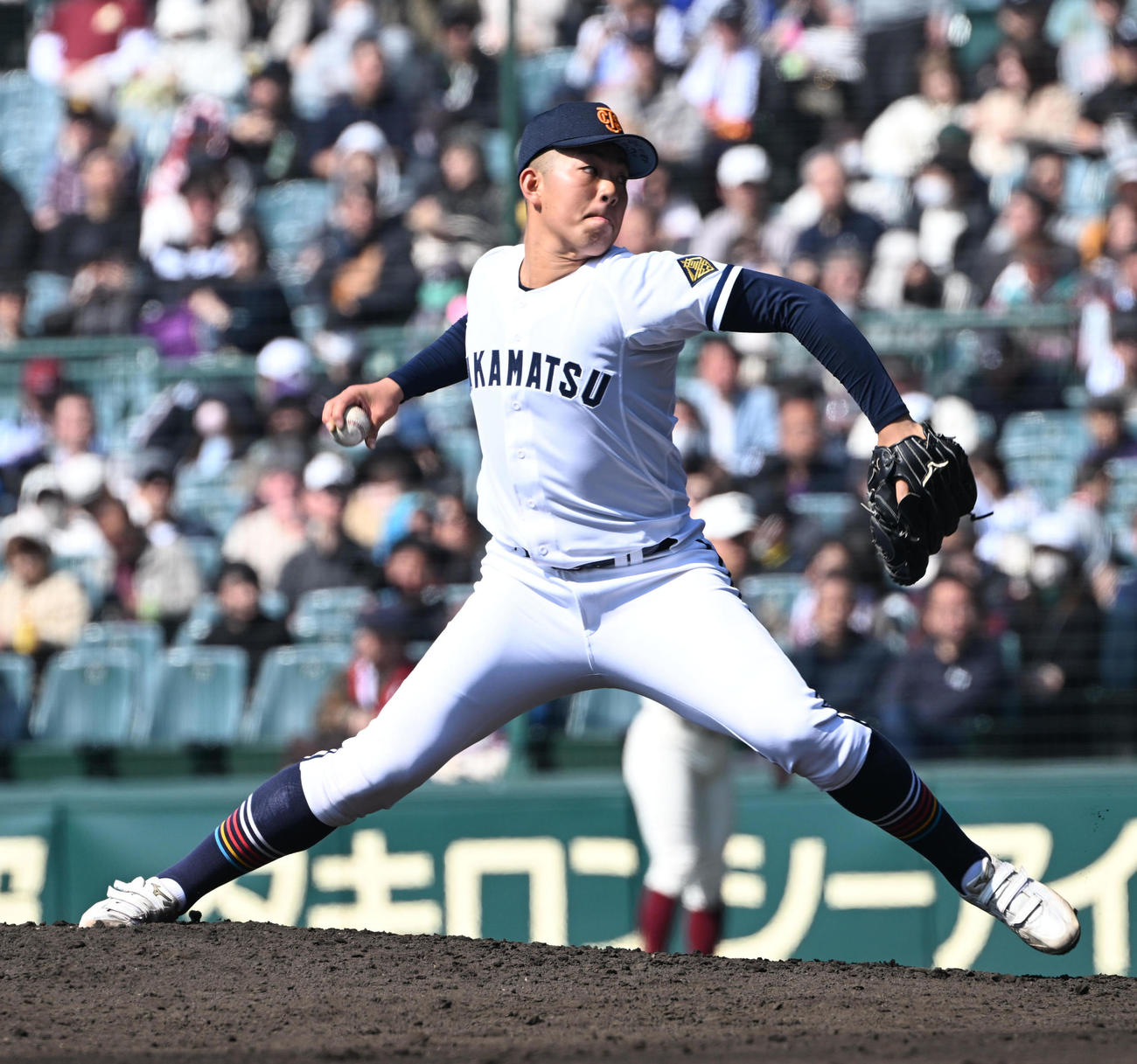 早実対高松商　4回途中から登板する高松商・行梅（撮影・和賀正仁）