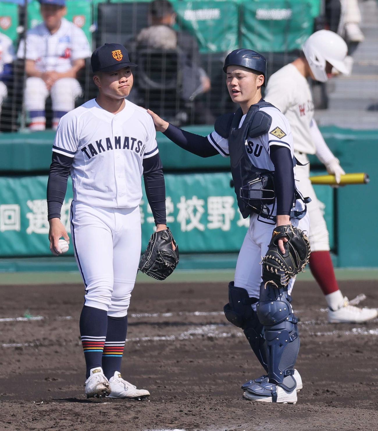 早実対高松商　高松商エース末包（左）に声をかける和泉（撮影・上田博志）