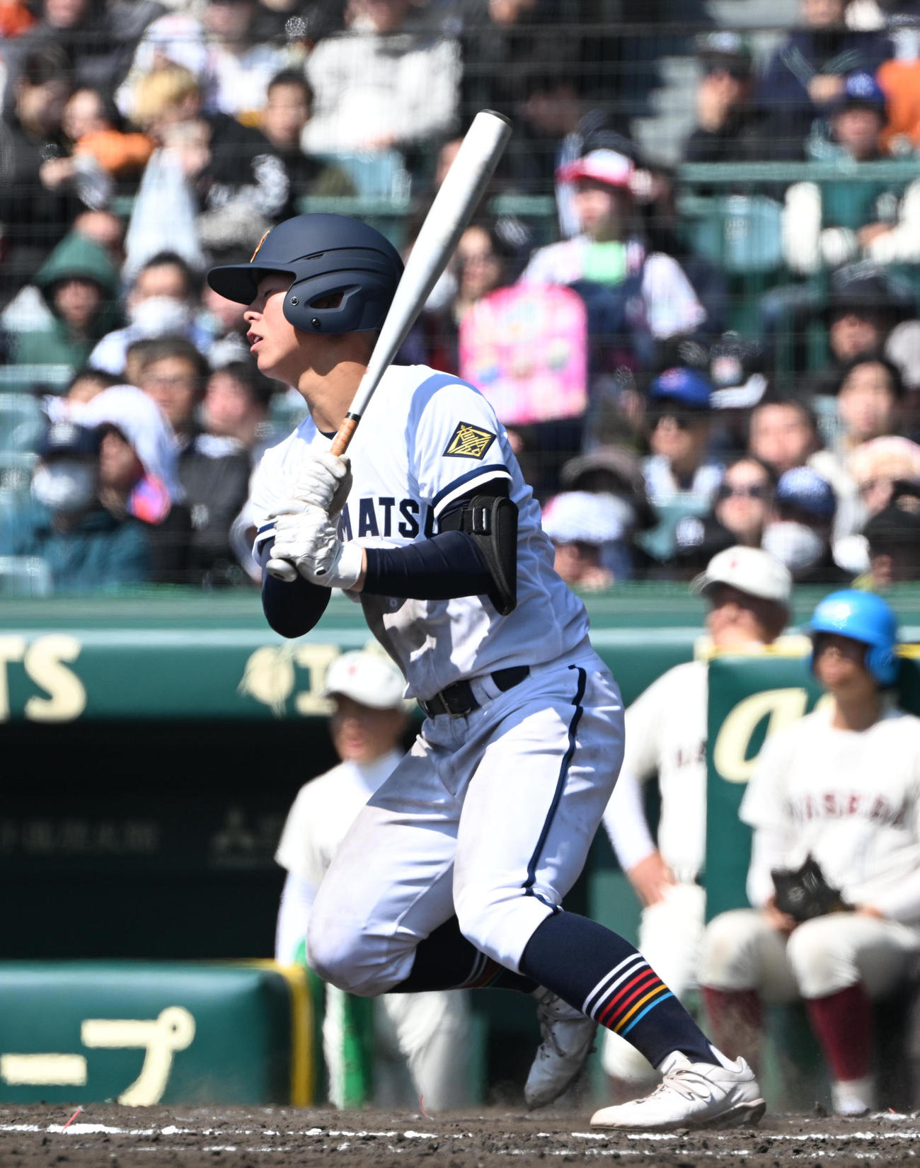 早実対高松商　8回裏高松商無死一、二塁、右前適時打を放つ唐渡（撮影・和賀正仁）