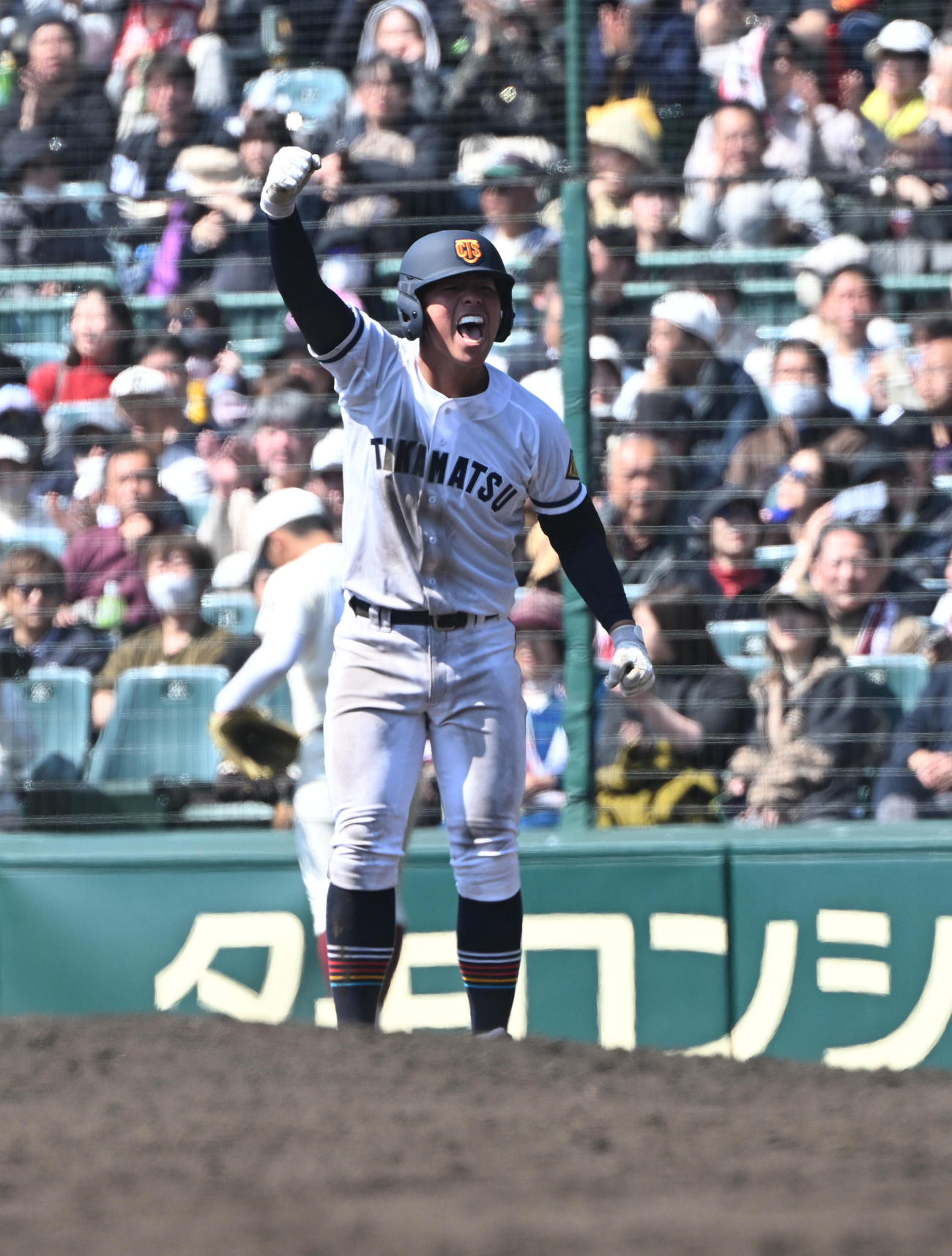 早実対高松商　8回裏高松商無死一、二塁、右前適時打を放った唐渡はガッツポーズ（撮影・和賀正仁）