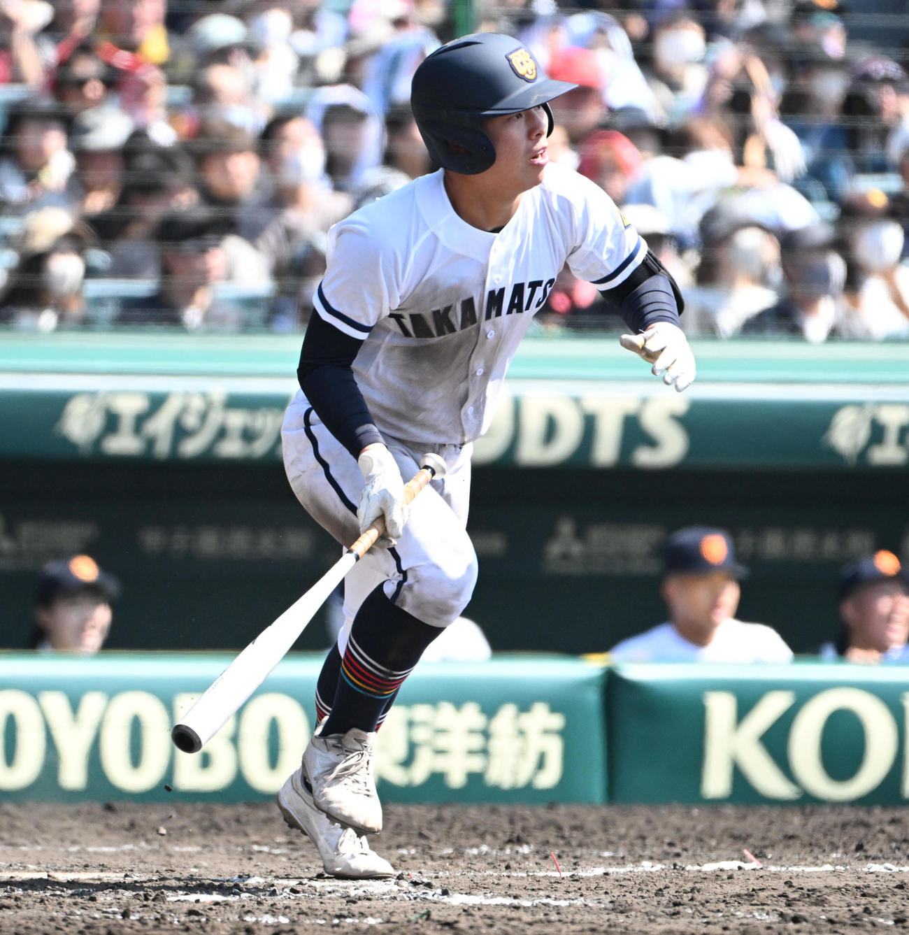 早実対高松商　8回浦高松商無死一、二塁、高松商・唐渡大我は右適時打を放つ（撮影・石井愛子）