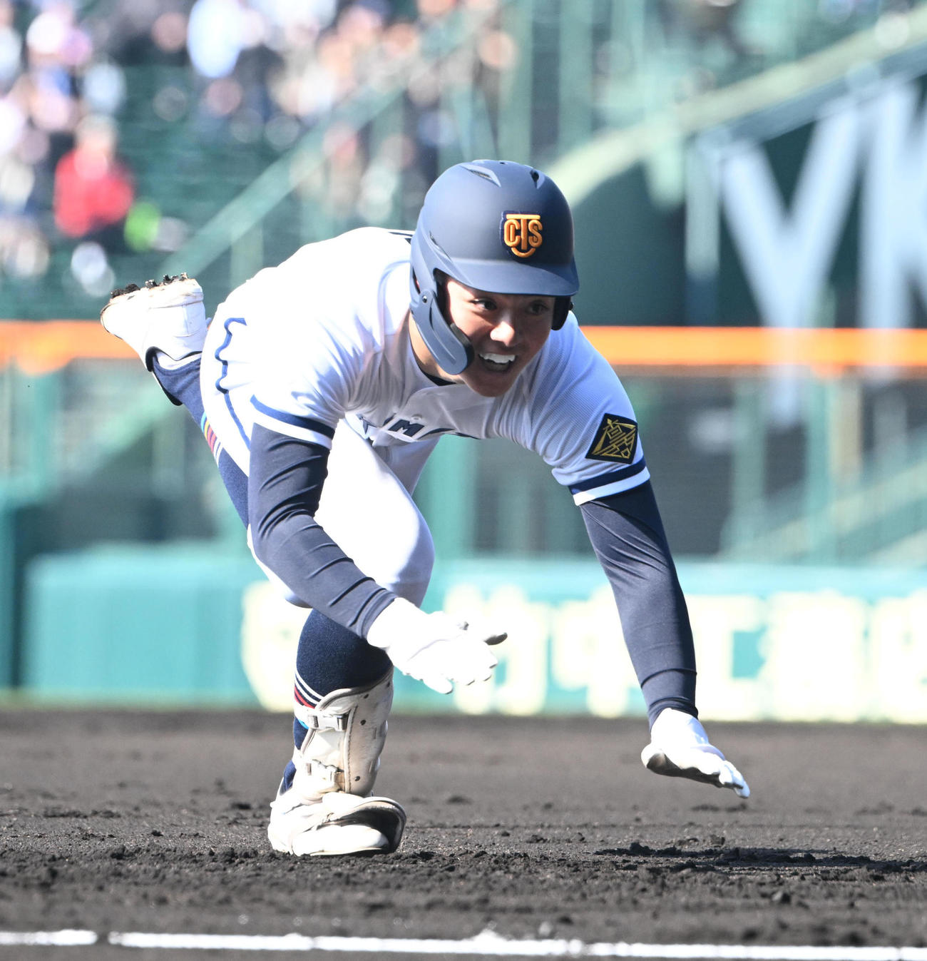 早実対高松商　1回裏高松商2死、三塁打を放ち滑り込む高藤（撮影・和賀正仁）