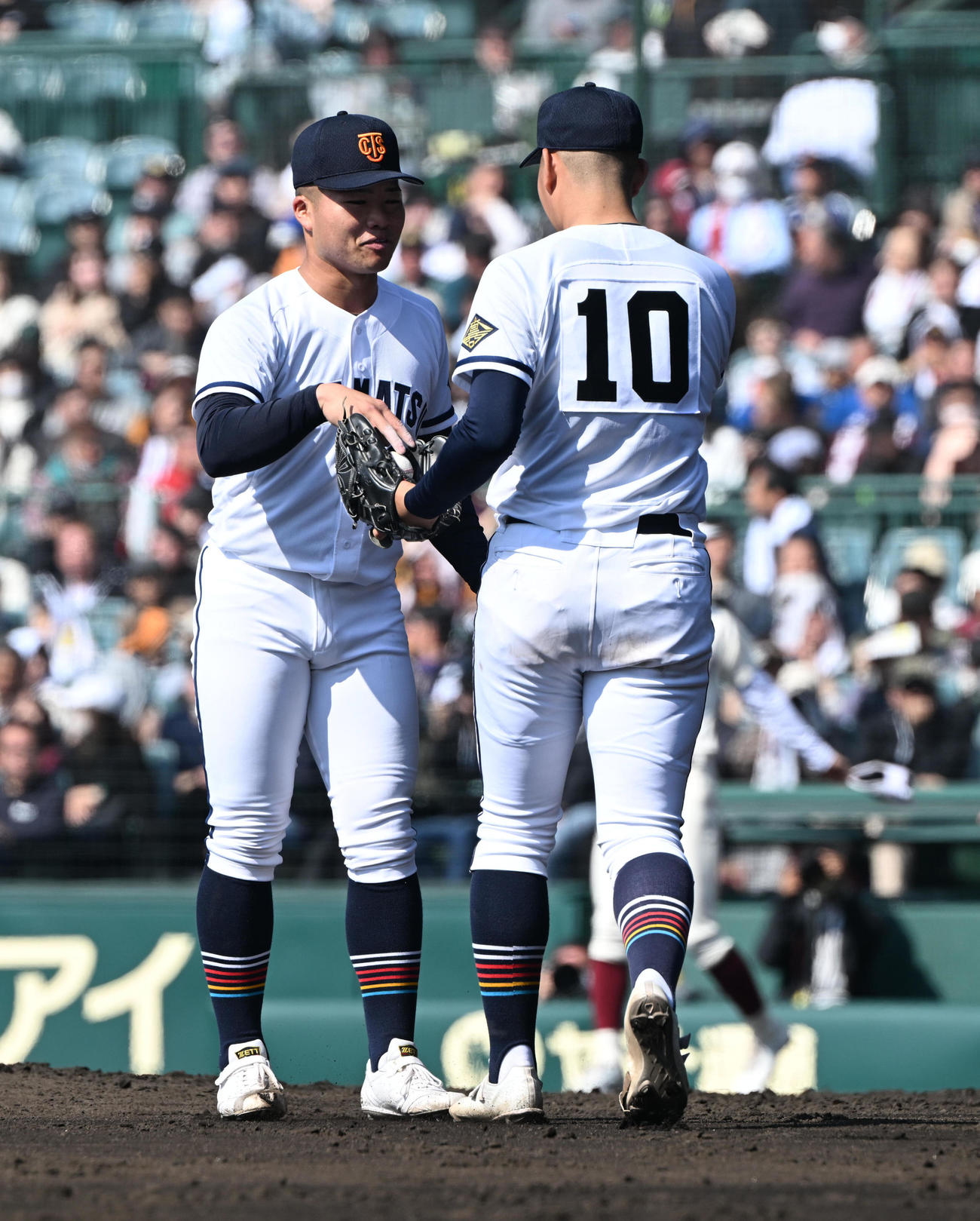 早実対高松商　4回表早実2死満塁、末包旬から行梅にスイッチする高松商（撮影・和賀正仁）