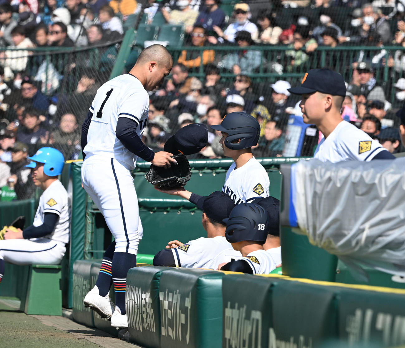 早実対高松商　4回表早実2死満塁、末包旬から行梅にスイッチする高松商（撮影・和賀正仁）