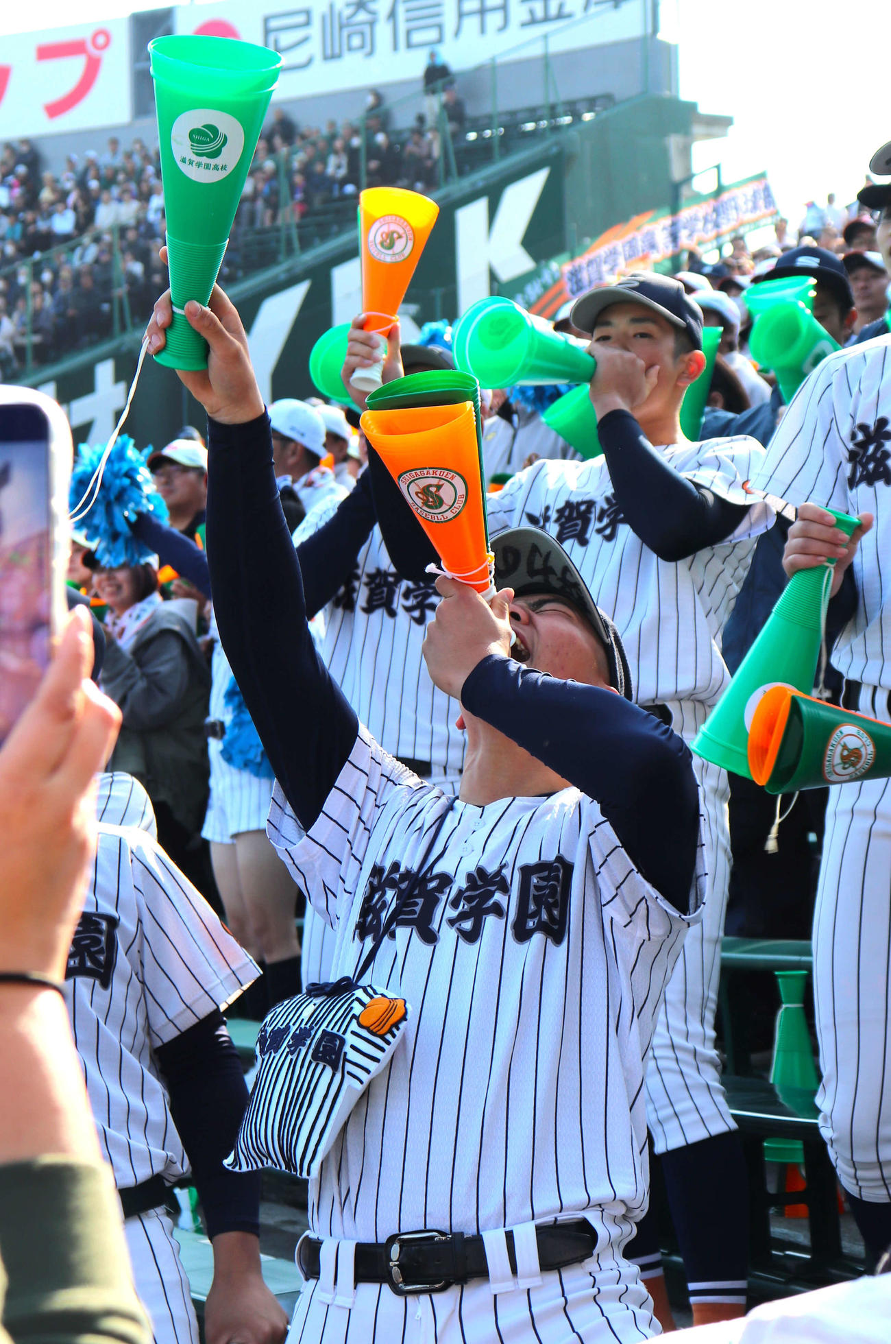 声をからして応援する滋賀学園・応援団長の松田虎太朗内野手（撮影・中島麗）