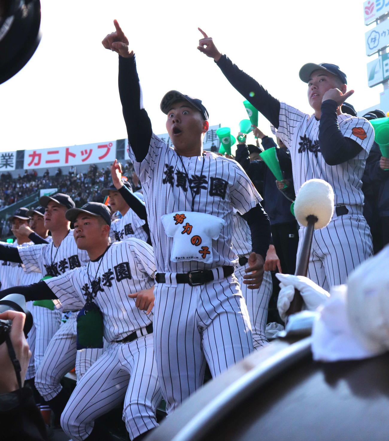 表情豊かにスタンドを盛り上げる滋賀学園・応援団長の松田虎太朗内野手（写真中央）（撮影・中島麗）