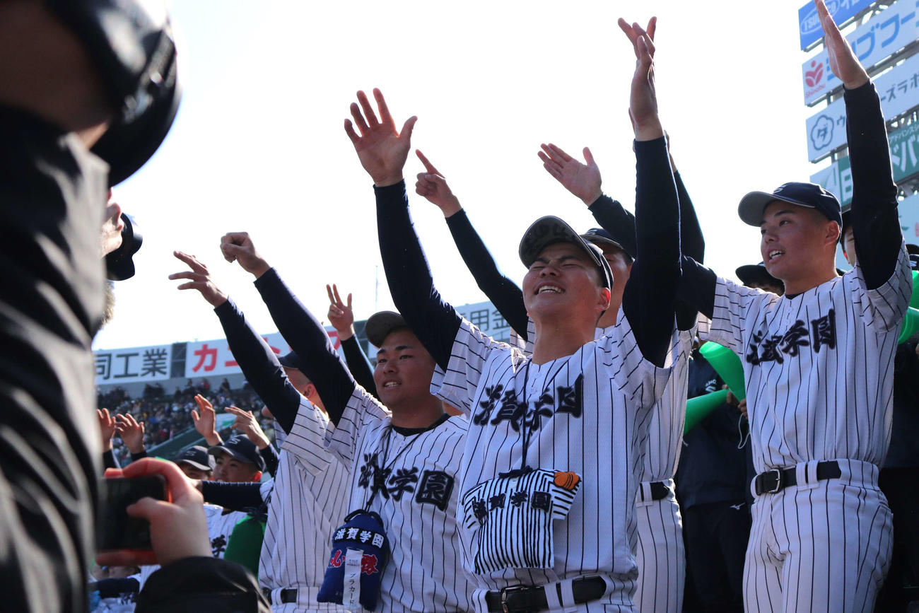 選手たちへエールを送る、滋賀学園・応援団長の松田虎太朗内野手ら（写真手前）（撮影・中島麗）