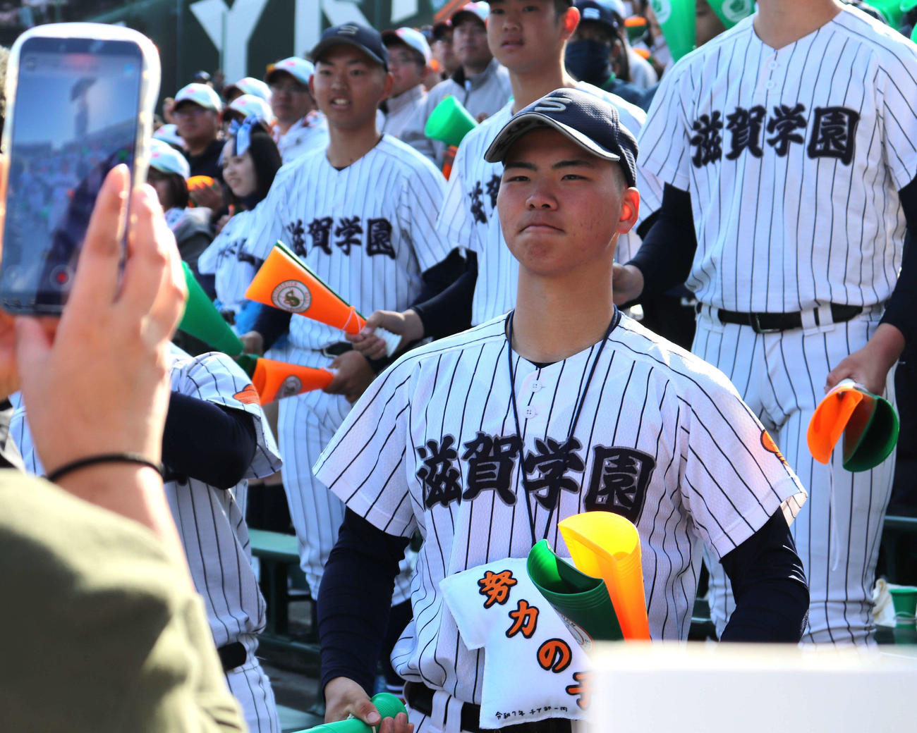 スタンドで応援する滋賀学園・応援団長の松田虎太朗内野手（撮影・中島麗）