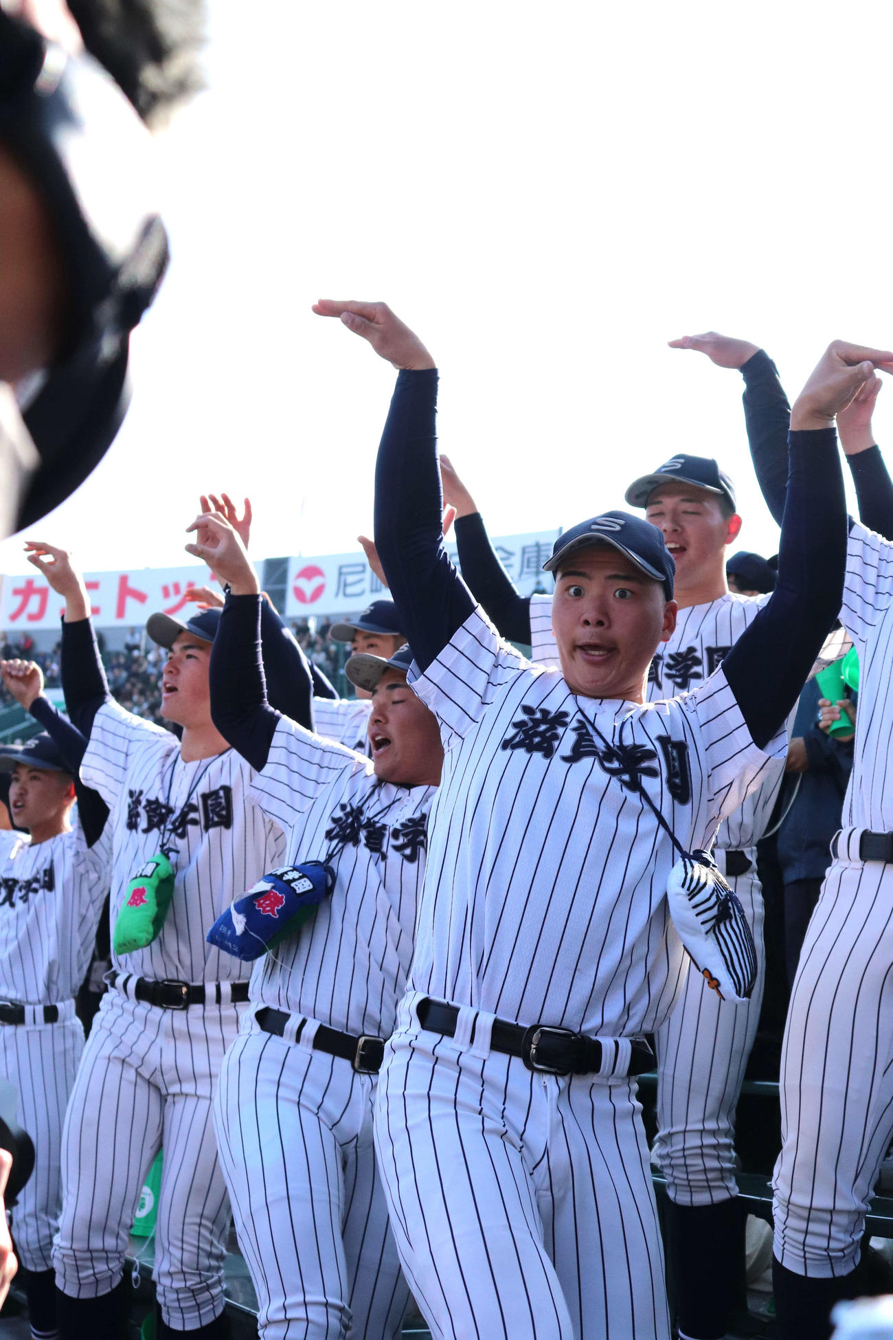 エース長崎の新曲でNEWS「チャンカパーナ」の筋肉ダンスを披露する、滋賀学園・応援団長の松田虎太朗内野手（写真手前）（撮影・中島麗）