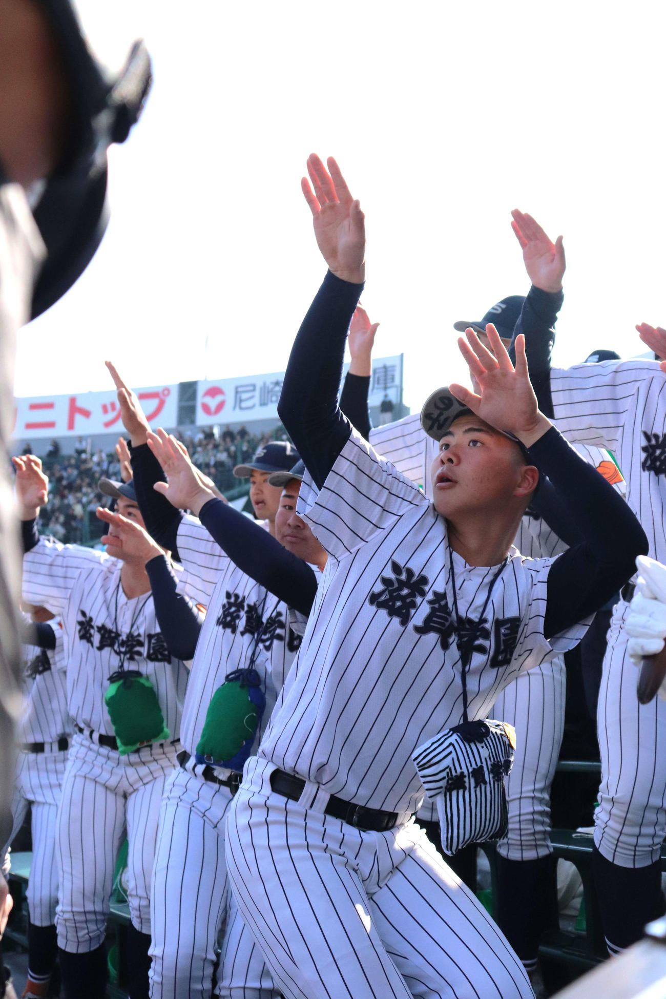 「R．Y．U．S．E．I．」を踊る滋賀学園・応援団長の松田虎太朗内野手（撮影・中島麗）