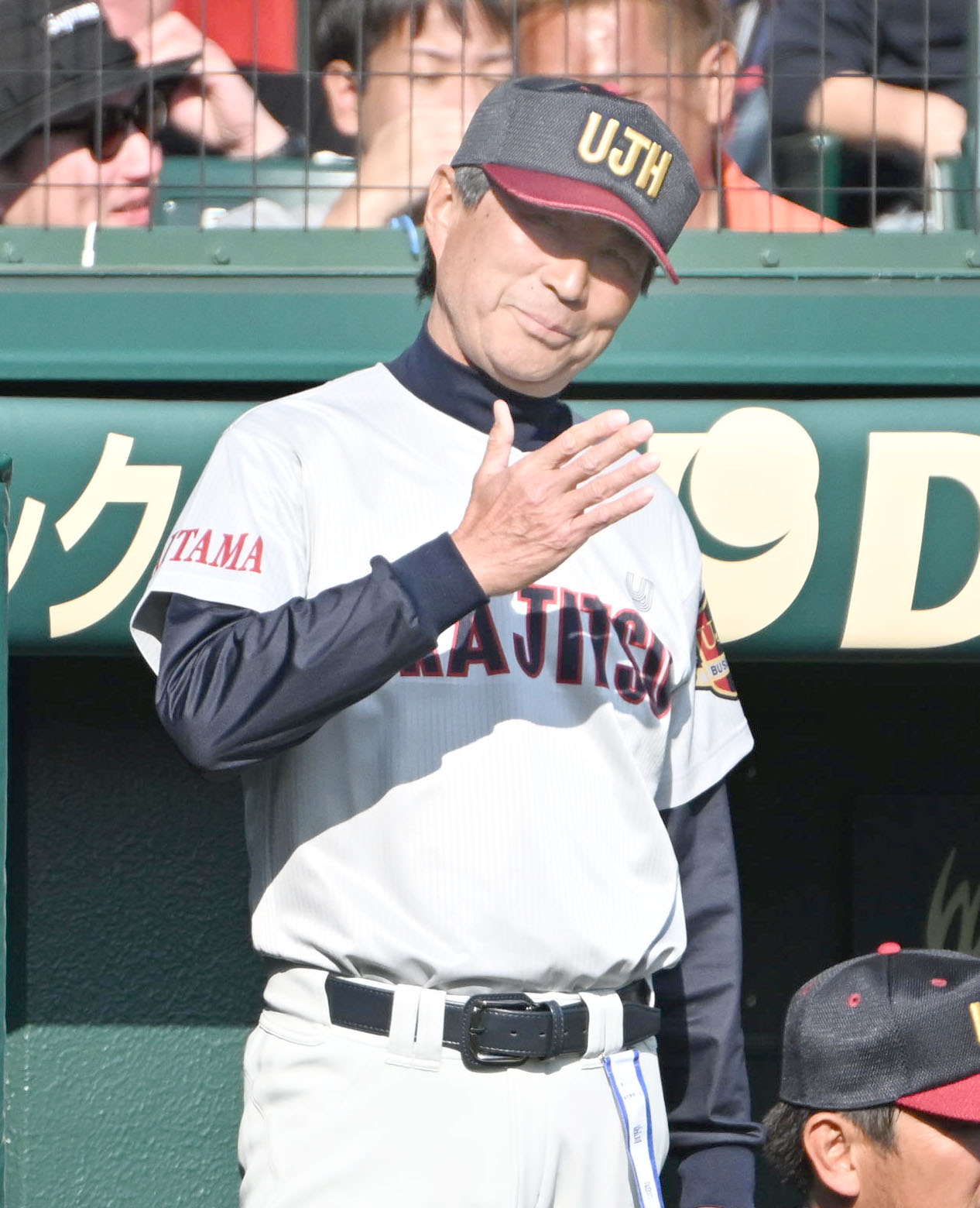 浦和実対滋賀学園　選手にサインを送る浦和実の辻川正彦監督（撮影・石井愛子）