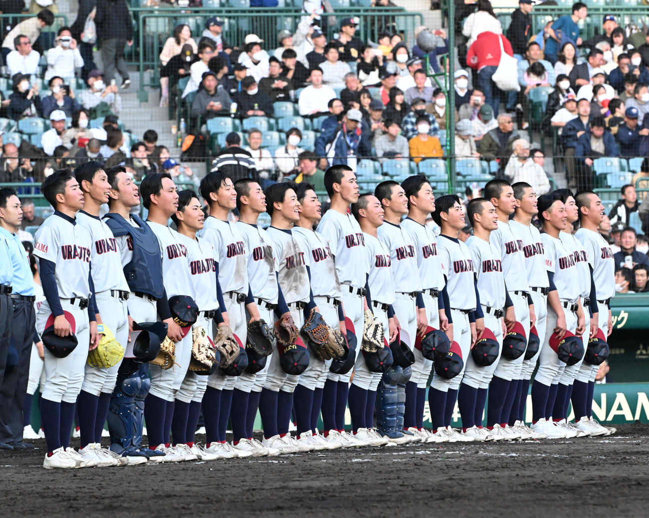 浦和実対滋賀学園　滋賀学園に勝利し校歌を歌う浦和実ナイン（撮影・石井愛子）