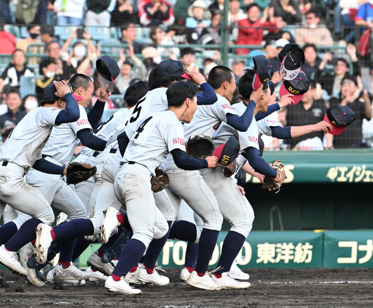 浦和実対滋賀学園　滋賀学園に勝利しアルプスに駆け出す浦和実ナイン（撮影・石井愛子）