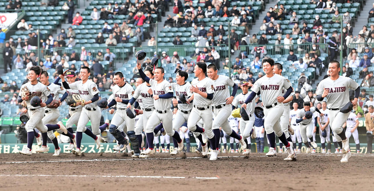浦和実対滋賀学園　甲子園初出場初勝利を飾りアルプス応援団に駆け出す浦和実の選手ら（撮影・和賀正仁）