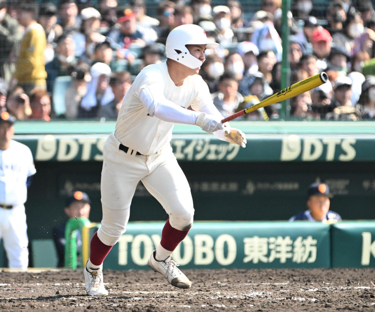 5回表早実2死二塁、早実・中村心大は右適時打を放つ