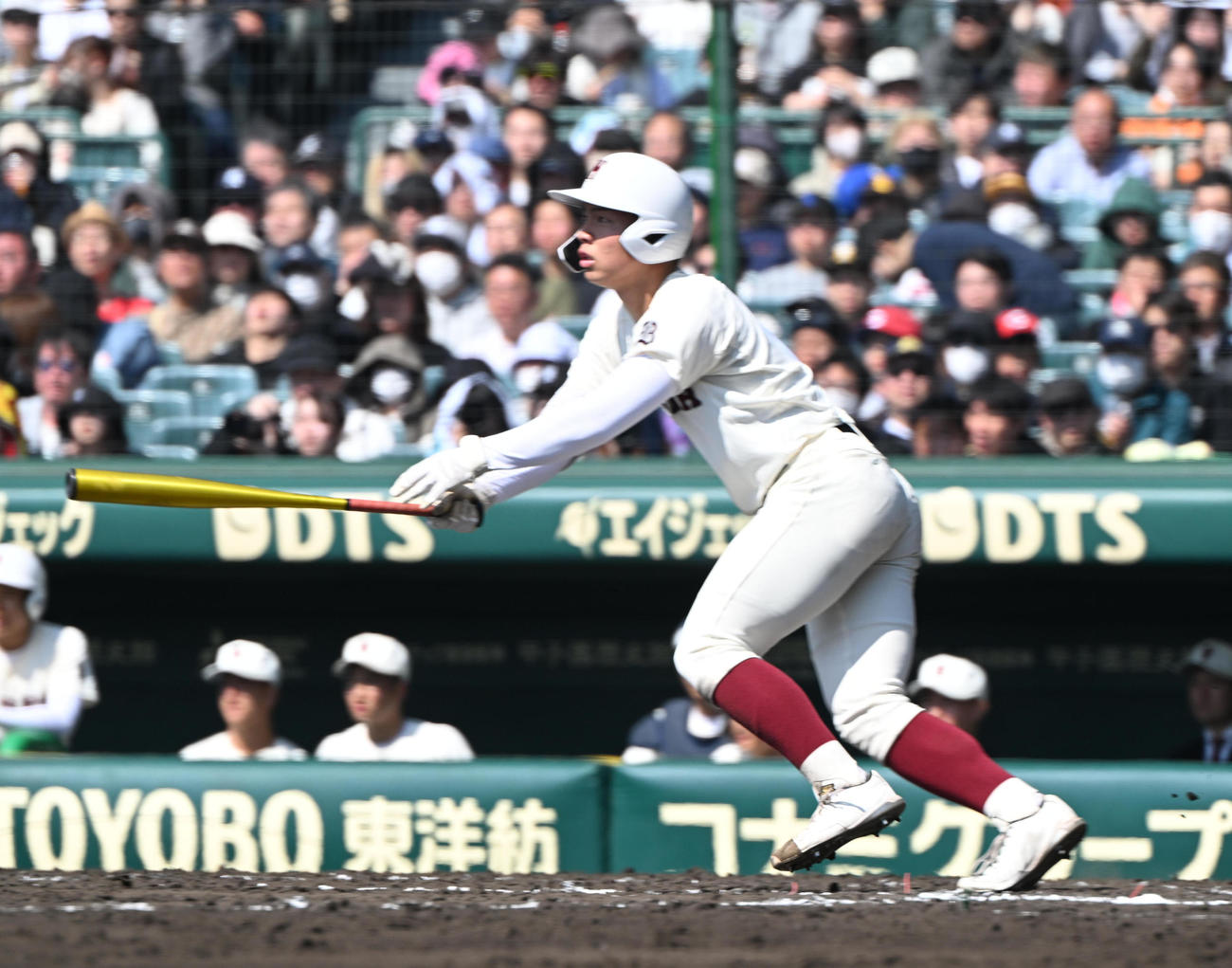 早実対高松商　7回表早実2死、中越え三塁打を放つ中村（撮影・和賀正仁）