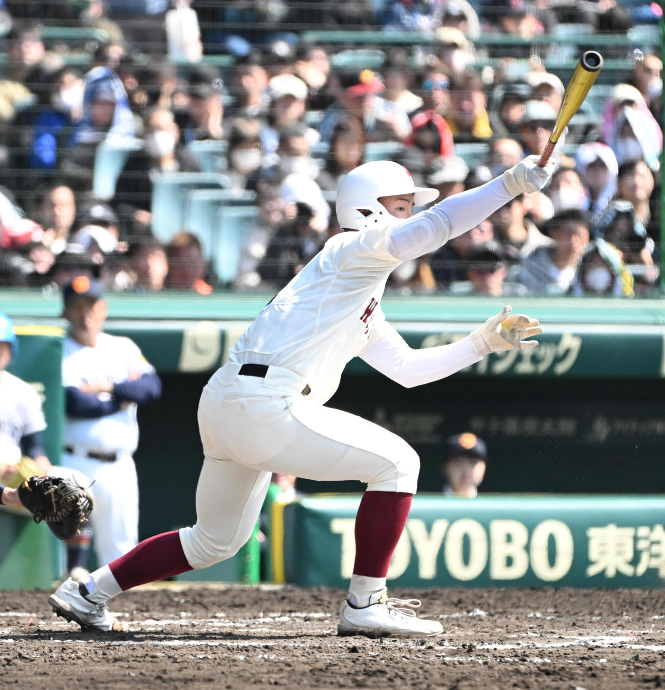 早稲田実対高松商　7回表早稻田実2死、早稻田実中村心大は中三塁打を放つ（撮影・石井愛子）