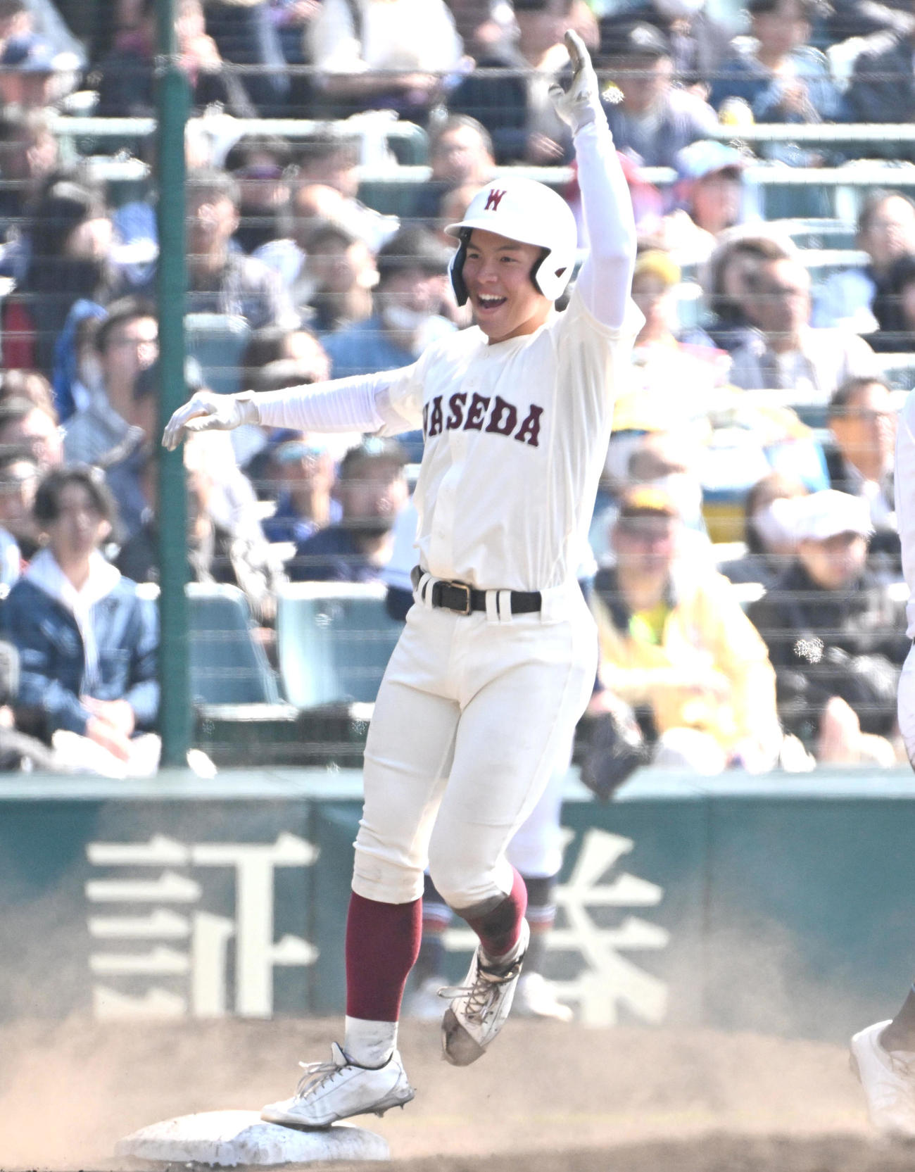 7回表早実2死、早実・中村心大は中三塁打を放つ（撮影・石井愛子）