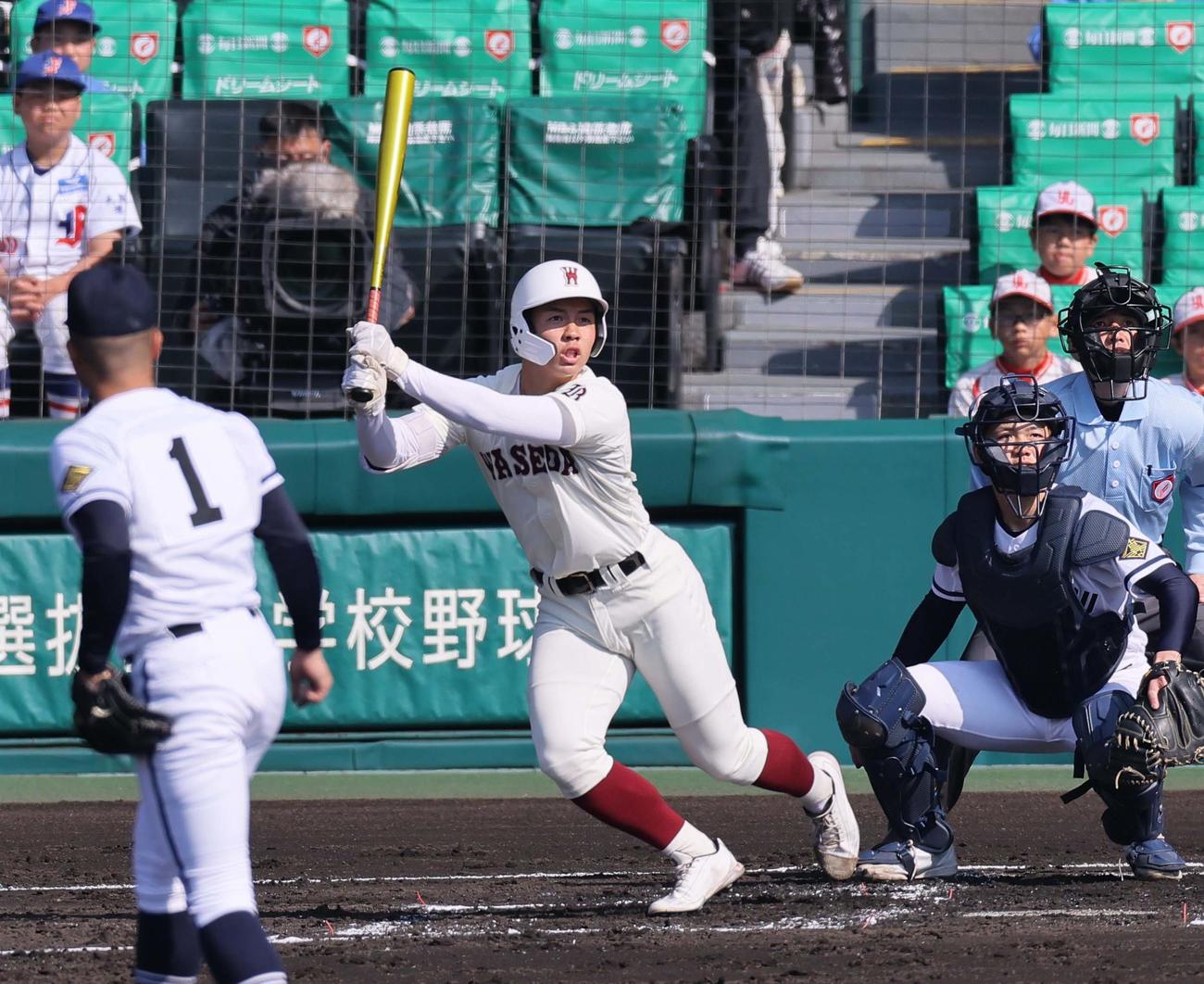 早実対高松商　2回表早実1死一塁、中村は先制適時二塁打を放つ（撮影・上田博志）