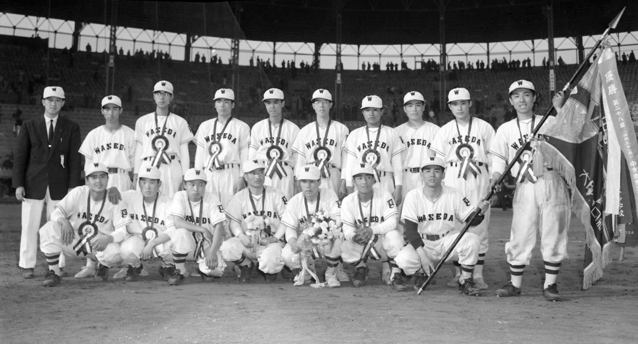 57年4月7日、王貞治写真館　第29回選抜高校野球決勝　早実5－3高知商　初優勝を飾り整列した早実ナイン。優勝旗を持つのは主将の堀江康亘二塁手、前列左端が王貞治投手、前列左から4人目マスコットの子犬を抱くのは宮井勝成監督