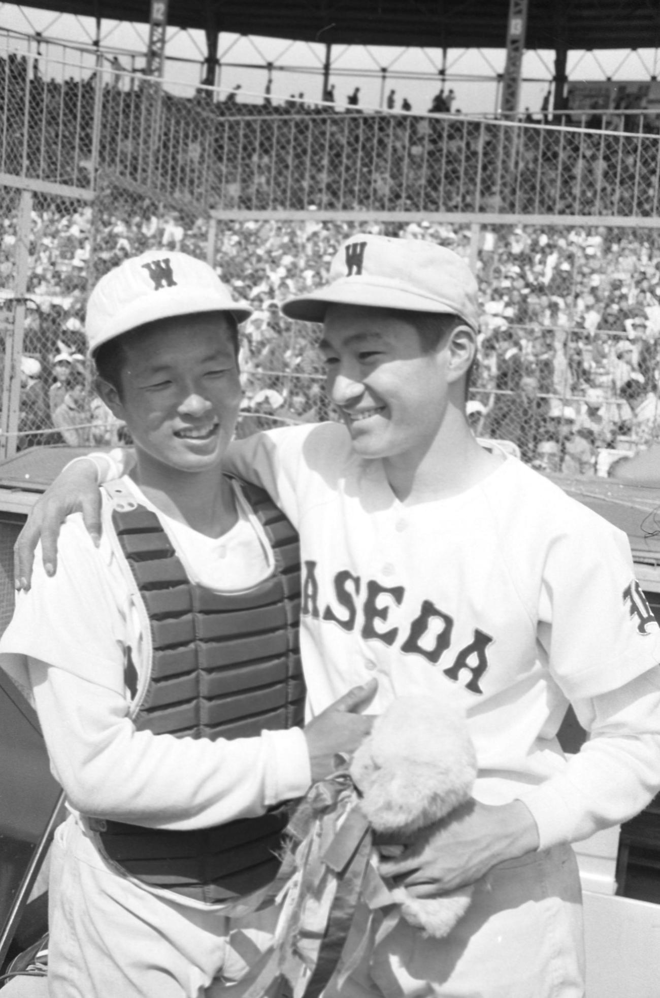 77年4月4日、第49回選抜高校野球（センバツ）　2回戦　早実対育英　完投勝利で育英を下した早実バッテリー弓田鋭彦（右）と栗嶋務